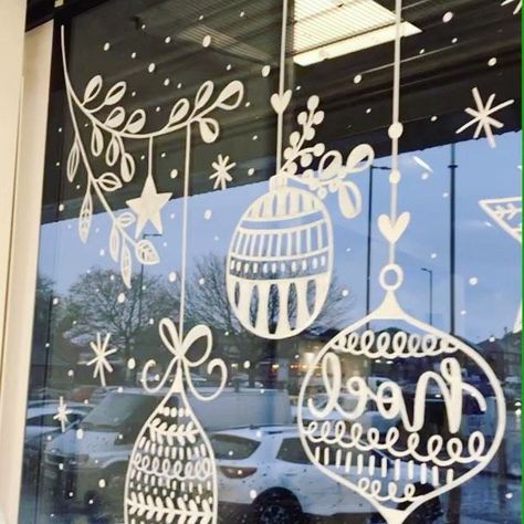 Chalk Pen Window Art Christmas Baubles, Easy Holiday Window Painting, Window Christmas Drawing Ideas, Window Winter Painting, Christmas Chalk Window, Chalk Christmas Window, Christmas Window Chalk, Chalk Window Christmas, Christmas Window Painting Hand Drawn