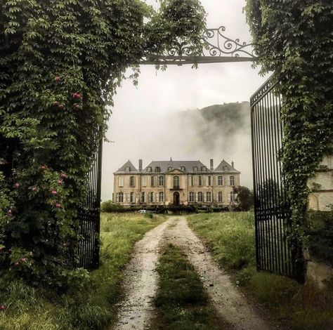 Like a Fairy Tale.....Chateau de Gudanes Chateau De Gudanes, Fantasy Story Ideas, Fairytale Castle, Fantasy Castle, Fantasy Places, Fantasy Aesthetic, Old Buildings, Pretty House, Beautiful Architecture