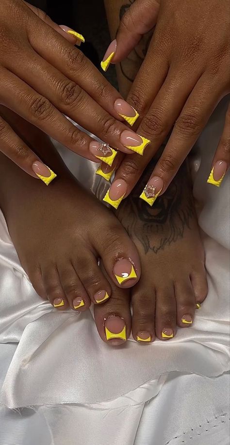 Hands And Toes Nails Matching, Short Nail And Toes Matching Ideas, Nails And Toes Matching, Summer Yellow Nails, Jamaica Nails, Yellow Acrylic Nails, Acrylic Nails Yellow, Jamaica Trip, Gel Toe Nails