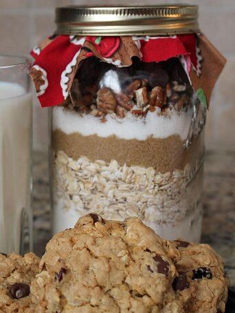 Spicy Oatmeal, Cookie Mix In A Jar Recipe, Mason Jar Cookie Recipes, Mason Jar Cookies Mix, Mason Jar Cookies, Diy Mixes, Cowboy Cookies, Homemade Food Gifts, House Tips