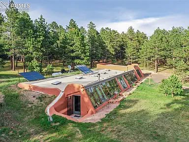 Building An Earthship Home, Earthship Tiny House, Earthships Architecture, Earth Home Aesthetic, Earthhome Earthship Home, Earthship Bedroom, Earthship Home Exterior, Earth Ship Homes Plans, Earth Homes Underground