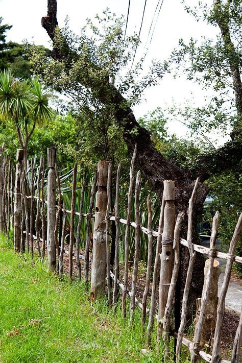 25+ best ideas about Rustic fence on Pinterest | Rustic fencing ... Rustic Garden Fence, Garden Gate Design, Diy Garden Fence, Plants Diy, Rustic Fence, Fence Landscaping, Have Inspiration, Fence Ideas, Backyard Fences