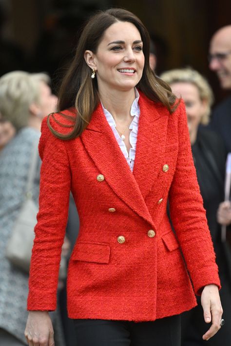 Red Blazer Outfit, Gigi Hadid Street Style, Modern Fashion Outfits, Looks Kate Middleton, Crochet Dress Pattern Free, Look Formal, Summer Trends Outfits, Middleton Style, Blazer Outfit