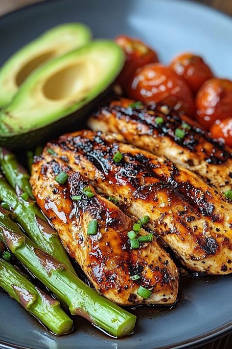 Dinner With Asparagus Side, Plates To Sell, Veggie Based Meals, Avocado Meals, Chicken With Asparagus, Asparagus Side, Avocado Recipe, Grilled Recipes, Bowls Recipes