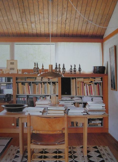 Borge Mogensen House, Spanish Furniture, Lots Of Books, Interior Simple, Borge Mogensen, Danish Furniture, Scandinavian Living, Arne Jacobsen, Boho Interior