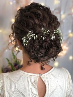 Very Curly Bridal Hair, Wedding Hairstyles Curly Hair Updo, Wedding Curly Bun Hairstyles, Bridal Style For Curly Hair, Curly Bun Hairstyles For Wedding, Wedding Hairstyles For Curly Hair Updo, Party Hair For Curly Hair, Quinceanera Hairstyles For Short Curly Hair, Wedding Dresses For Curly Hair