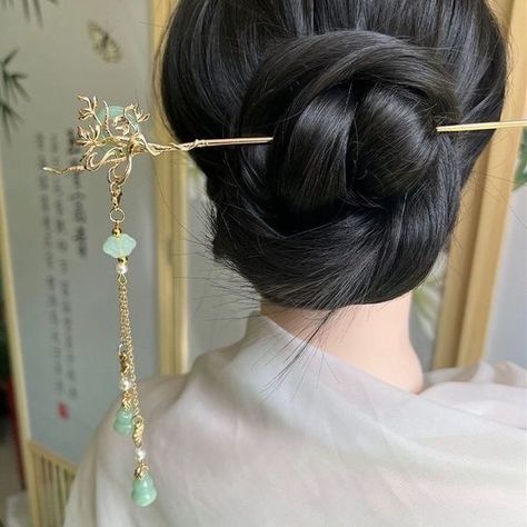 Chinese Hair Accessories Traditional, Chinese Accessories Traditional, Chinese Hair Pins Hairstyles, Chinese Hairpin Hairstyle, Traditional Japanese Hairstyle, Traditional Chinese Hair, Japanese Hairstyle Traditional, Chinese Traditional Hairstyles, Japanese Hair Pins