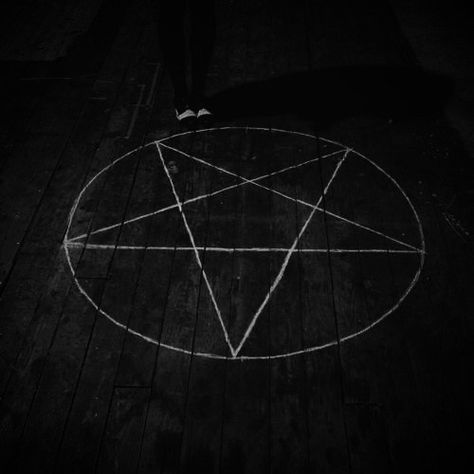 Imagem de star, black and white, and demon Pentagram Aesthetic, Aesthetic Black And White, Crazy Nail Art, Real Bodies, L Lawliet, Dark Art Drawings, The Infernal Devices, Black Cartoon, Witch Aesthetic