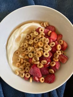 Yogurt Breakfast, Healthy Yogurt, Healthy Food Inspiration, Healthy Lifestyle Food, Healthy Food Motivation, Food Is Fuel, Food Obsession, Diy Food, Sweet Snacks