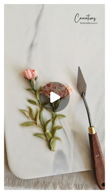 Butter&Blossoms. on Instagram Butter Icing Flowers, Butter Cream Flowers Tutorial, Pallet Knife Buttercream Flowers, Piped Flower Cake, Fall Flower Cake, Carnation Cake, Flower Of January, Butter Cream Flowers, Bolo Knife