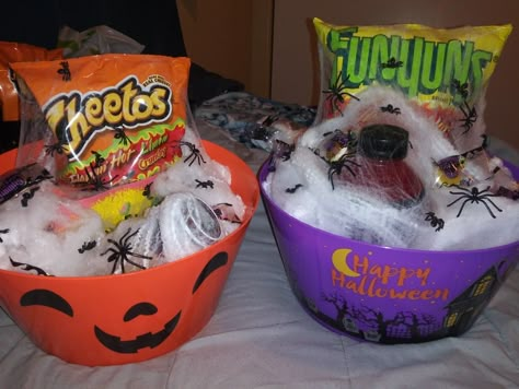 Halloween Snack Basket, Easy Spooky Basket Ideas, Small Spooky Baskets For Friends, Spooky Basket For Friend Girl, Simple Spooky Baskets, Spooky Basket For Teacher, Spooky Basket Aesthetic, Spooky Basket Ideas For Kids, Spooky Baskets For Friends