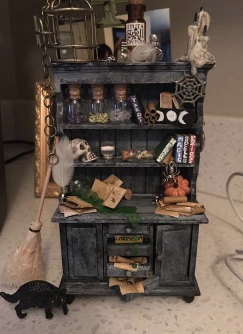 Haunted Dolls House, Witches Hut Interior, Miniature Witch House, Halloween Diorama, Miniature Witch, Dollhouse Halloween, Witch Room, Witch Cottage, Haunted Dollhouse