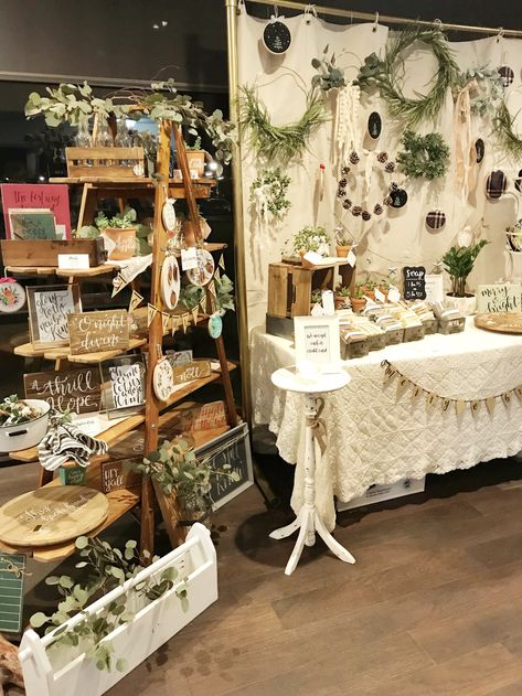 Indoor Market Set Up Ideas, Christmas Bazaar Booth Display, Wreath Market Display, How To Display Christmas Ornaments At A Craft Show, Christmas Craft Booth Display, Christmas Craft Show Booth Display Ideas, Christmas Market Table Display, Vintage Vendor Booth, Christmas Bazaar Booth