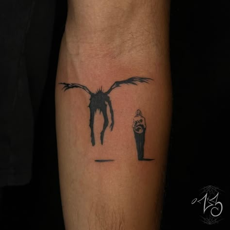 Ryuk And Light Tattoo, Small Edgy Tattoos Grunge, Deathnote Tattoo Ideas, Ryuk Tattoo Design, Invincible Tattoo, Tattoo Art Men, Small Anime Tattoo, Deathnote Tattoo, Anime Inspired Tattoos