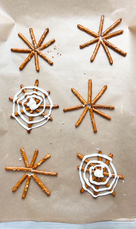 Here's one of our favorite no-bake Halloween treats for kids! Spooky Halloween Chocolate Pretzel Spider Webs (inspired by the Pioneer Woman)! Kids can make them for a bake sale, enjoy them for a school party, or hand them out in Halloween goody bags or boxes. They're the perfect quick and easy snack or dessert to add to your list of yummy Halloween foods to try this year! No Bake Halloween Treats For Kids, Pretzel Spider Webs, Bake Halloween Treats, Yummy Halloween Food, No Bake Halloween Treats, Halloween Goody Bags, Bake Halloween, Chocolate Spiders, Candy Eyes