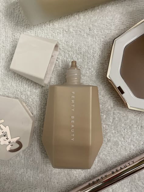 Fenty Beauty Foundation Aesthetic, Fenty Tint, Fenty Aesthetic, Fenty Beauty Aesthetic, Fenty Makeup, Fenty Skin, Fenty Beauty Makeup, Flatlay Makeup, Lashes Fake Eyelashes