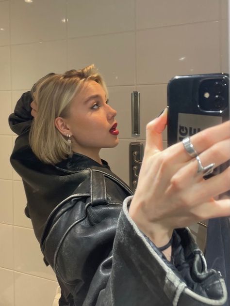 Mirror Pics, Model Aesthetic, Penteado Cabelo Curto, Downtown Girl, Short Blonde, Blonde Bobs, Short Blonde Hair, A Mirror, 가을 패션