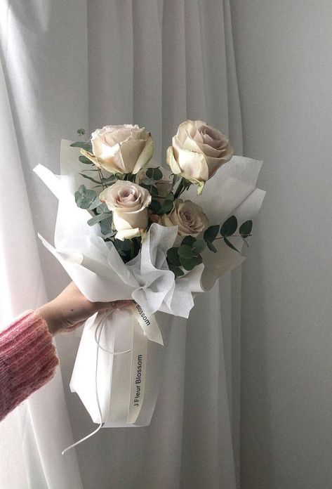 Flowers Bouquet Aesthetic, Single Flower Bouquet, Bouquet Aesthetic, Aesthetic Rose, White Rose Bouquet, Pink Rose Bouquet, Flower Bouquet Diy, Creative Flower Arrangements, Flower Business