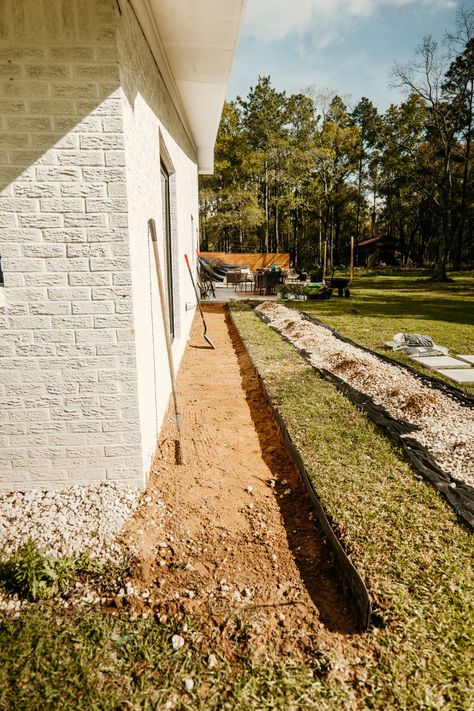 Gravel Landscaping Around the House Small Yard Curb Appeal, Garden Curb Appeal, Landscape Curb Appeal, Porch Gardening, Front Yard Curb Appeal, Curb Appeal On A Budget, Curb Appeal Landscaping, Porches Ideas, Front Porch Flower Pots