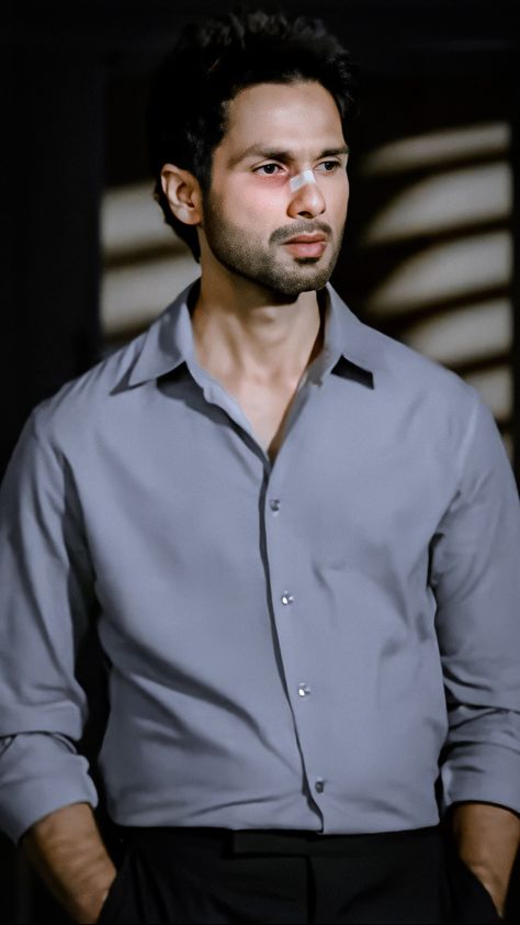 Sahid Kapur Image, Kabir Singh Dp, Kabir Singh Wallpapers, Taxi Invoice, Kabir Singh Shahid Kapoor, Formal Dress For Men, Indian Wedding Clothes For Men, New Movie Images, Kabir Singh