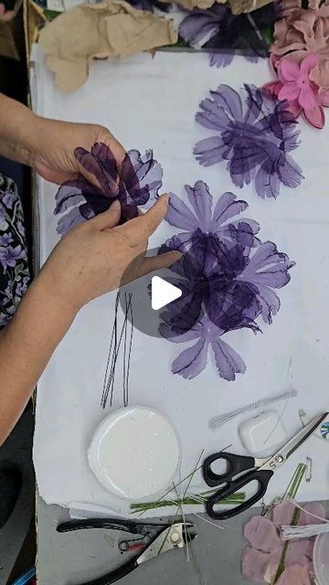 Handmade Fabric Flowers Diy, Organza Flowers How To Make, Organza Flowers Diy, Organza Ideas, Diy Organza Flowers, Silk Flowers Tutorial, Fabric Flowers Handmade, Diy Fabric Flowers, Silk Flowers Diy