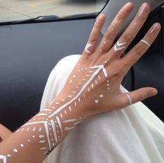 music festival arm paint - Google Search White Body Painting, Festival Body Art Paint, Festival Body Painting, Simple Body Painting, Body Art Paint Ideas, Painted Hands, White Henna Designs, Music Festival Makeup, Festival Face Paint