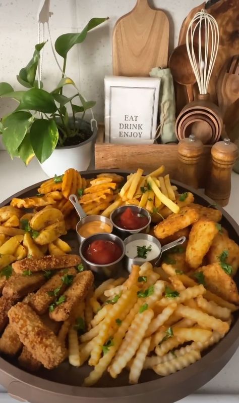 Boards Food Ideas, Fried Food Board, Colour Board Night Food, Yellow Food Board, Fast Food Board, Party Food Platters Ideas, Fries Board, Amazing Food Platters, Food Set Up