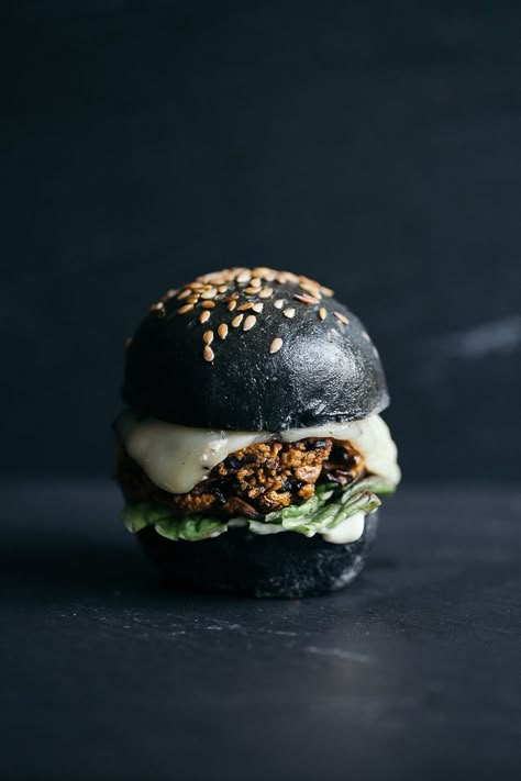 Guide du burger végétarien gourmand (recettes faciles) Burger Eating Photography, Goth Food, Burger Images, Black Burger, Egg Burger, Barbeque Recipes, Dark Food Photography, Dark Food, Burger Sliders