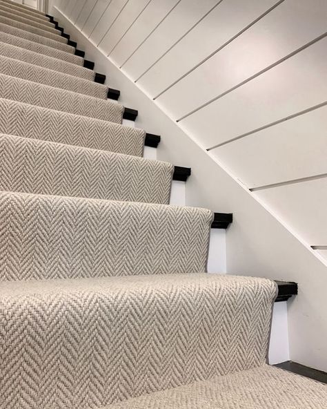 𝐂𝐎𝐓𝐒𝐖𝐎𝐋𝐃 𝐈𝐍𝐓𝐄𝐑𝐈𝐎𝐑 on Instagram: “@thecarpetworkroom 100% wool neutral herringbone stair runner is a timeless, chic design perfect for those four legged friends! . . .…” Flooring Trends 2020, Carpeted Stairs, Carpet Staircase, Staircase Runner, White Stairs, Staircase Remodel, Staircase Makeover, Hallway Designs, Basement Stairs