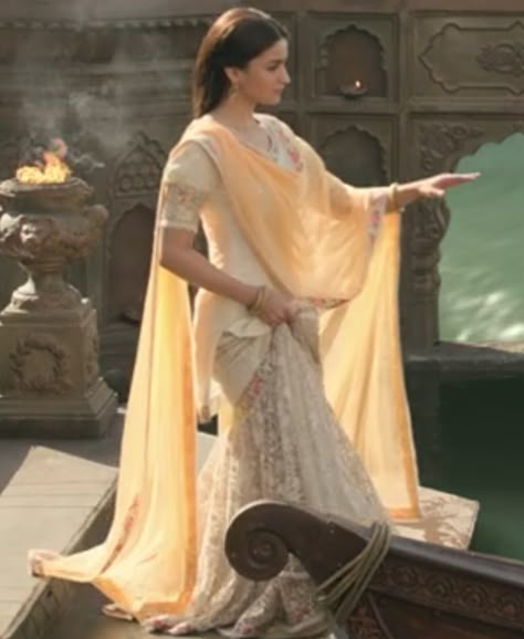 Kalank Movie Outfits, Kalank Alia Bhatt Outfits, Alia Bhatt In Kalank Dresses, Alia Bhatt Kalank Outfits, Kalank Costumes, Alia Bhatt Kalank Movie Outfit, Roop Kalank Outfits, Kalank Alia Bhatt Dress, Alia Bhatt In Kalank