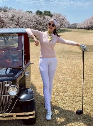 Hijab Golf Outfit, Outfit Golf Women Hijab, Classy Golf Outfits Women, Golf Outfits Old Money, Golf Outfits Women Pants, Women’s Winter Golf Outfit, Korean Golf Fashion, Women’s Vintage Golf Outfit, Golf Preppy