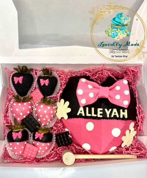 Lavishly made Minnie mouse theme smashable heart treat box with chocolate covered strawberries. Minnie Mouse Strawberry Covered, Minnie Mouse Chocolate Strawberries, Minnie Mouse Strawberries, Smashable Heart Chocolate, Minnie Mouse Treats, Covered Strawberries Bouquet, Chocolate Smash Heart, Minnie Mouse Cake Pops, Strawberries Bouquet