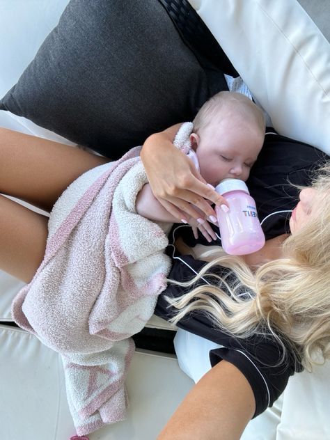 cute baby, motherhood, bottle fed babies, barefoot dreams baby blanket, pajamas New Mum Aesthetic, Mum And Baby Aesthetic, First Time Mom Aesthetic, Blonde Mom Aesthetic, Baby Mama Aesthetic, Mom Esthetics, Momma Aesthetic, Mom Feeding Baby, Girl Mom Aesthetic