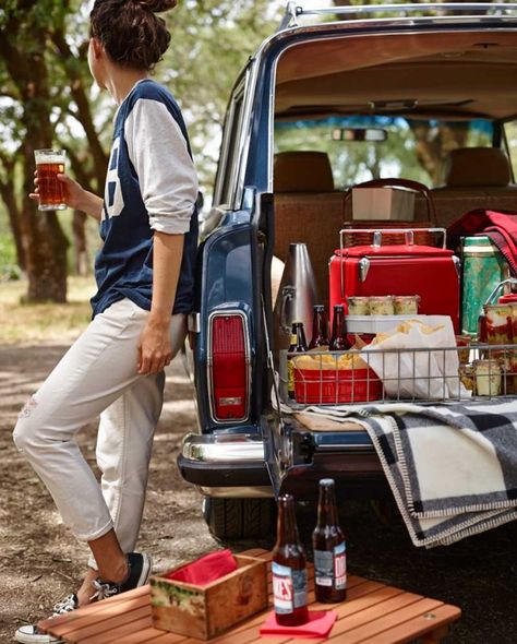 5 Pro Tips for Mastering Tailgating Football Tailgate Aesthetic, Tailgate Aesthetic, Tailgate Dips, Solo Picnic, Football Display, Fall Tailgating, Tailgate Snacks, College Tailgate, College Tailgating