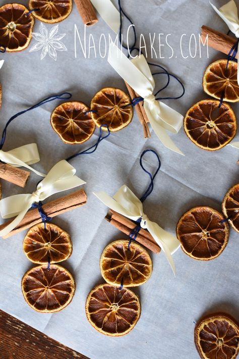 Natural Christmas Ornaments | Dried Oranges & Cinnamon [DIY Tutorial] -FacebookInstagramPinterest Apple Cinnamon Ornaments, Cinnamon Ornaments Baked, Dried Orange Slices Ornaments, Cinnamon Stick Crafts Christmas, Diy Nature Ornaments, Cinnamon Ornaments Easy, Cinnamon Sticks Ornaments, Natural Christmas Ornaments, Diy Place Cards