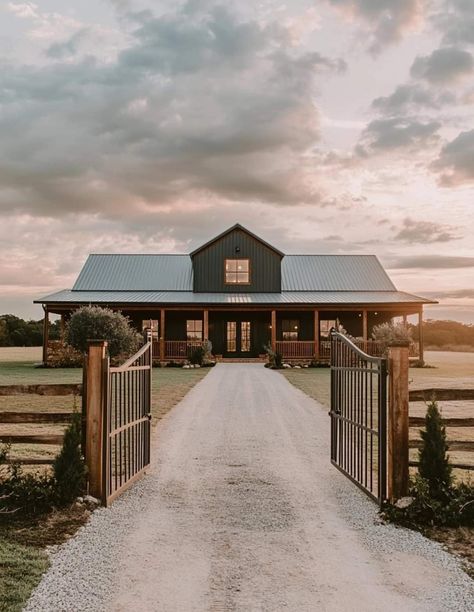 Texas Style Ranch House, Western Home Exterior Ranch Style, Wooden Ranch House, White Ranch House Interior, Beautiful Ranch Homes Exterior, Western Ranch House Aesthetic, Western Style Homes Exterior, Modern Country Home Outside, Western Exterior Homes