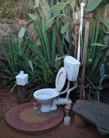 Not sure if it's Australian ... but somehow this Outdoor Toilet fits right here! THIS IS A  LIL MORE UPSCALE THAN A PINE TREE OR BUSH Diy Outdoor Bathroom, Outdoor Bathroom Toilet, Outdoor Urinal, Outdoor Garden Bar, Outside Toilet, Toilet Outdoor, Outdoor Shower Enclosure, Camping Bathroom, Indoor Outdoor Bathroom