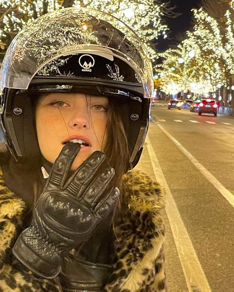 @blanca.soler shared a photo on Instagram: “GRRRRR” • Dec 3, 2021 at 10:46am UTC Lily Calloway, Calloway Sisters, Star Girl, Book Characters, Face Claims, Aesthetic Girl, Riding Helmets, Pretty People, A Woman