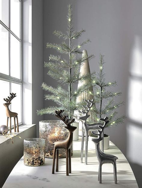 Reindeer Christmas Decorations Diy, Nordic Christmas Decor Ideas, Christmas Tree Modern Minimalist, Minimalistic Christmas Decor, Classy Christmas Decorations, Scandinavian Christmas Decor Ideas, Nordic Christmas Decor, Minimalist Christmas Decor Ideas, Scandinavian Holiday Decor