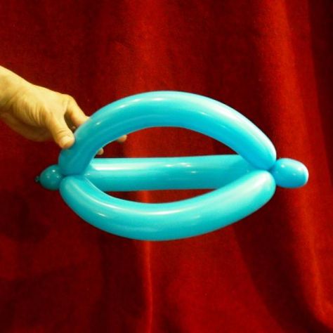 Make Unique Balloon Hats for Any Occasion with These Simple Instructions: How to Make a Basic Balloon Hat - the Helmet Balloon Hats, Balloon Crown, Balloon Hat, How To Make Balloon, Twisting Balloons, Balloon Modelling, Colorful Hat, One Balloon, Helmet Hat