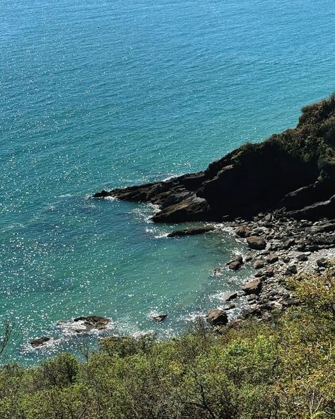 Celebrating @walescoastpath anniversary with a weekend exploring the Pembrokeshire coast 🫶🏼 From Tenby to Saundersfoot to St Govans to Barafundle 📍 HOW BEAUTIFUL! The second pic could be Croatia for sure 😮‍💨 What’s your favourite part of the Wales Coastal Path? 😍🏴󠁧󠁢󠁷󠁬󠁳󠁿 #walescoastpath #wales #bankholiday #thenorthface #cockapoo #barafundle #beach #surfing #hikingtrail #hikinggirls #cardiff #pembrokeshire Pembrokeshire Coast Path, Pembrokeshire Wales, Pembrokeshire Coast, Beach Surfing, Filming Locations, British Isles, 2025 Vision, Cardiff, South Wales