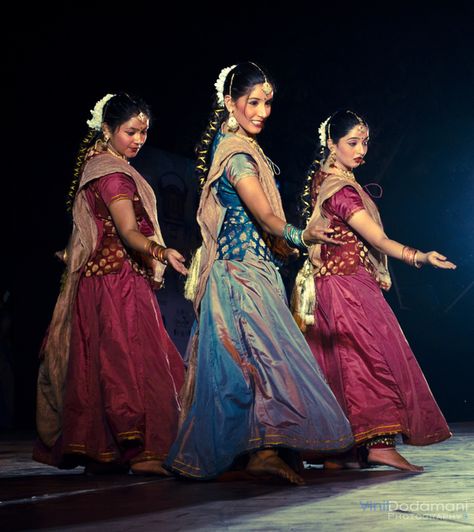 Kathak Bollywood, Kathak Outfits, Kathak Poses, Kathak Dress, Bhakti Movement, Kathak Costume, Dupatta Draping, Kathak Dance, Monsoon Wedding