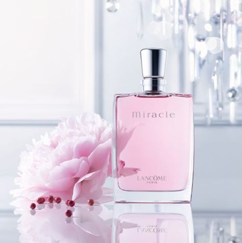 Lancome miracle perfume, showing the beauty of the world, so that you in the ordinary life to create a miracle. She believes in the power of life, trusting intuition, and being faithful to her emotions. This is a gentle, feminine fragrance. Floral and spicy harmonious distribution, freesia and litchi floral, fresh and delicate, allowing users to exude a charming feminine. Lancome Miracle Perfume, Miracle Aesthetic, Trusting Intuition, Miracle Perfume, Eid Sweets, Lancome Perfume, Gentle Feminine, Bath And Body Perfume, Chinese Element