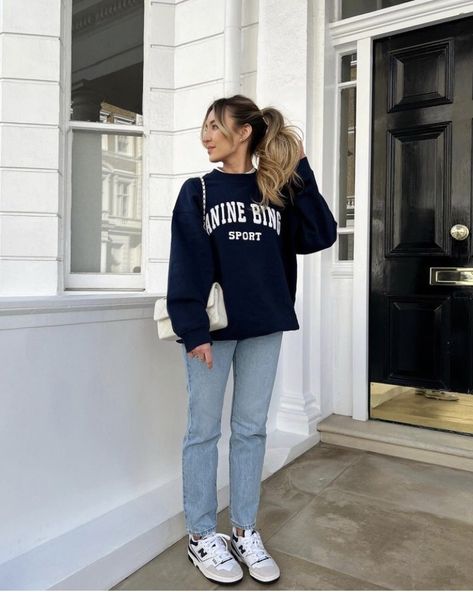 Varsity Sweater Outfit, Graphic Sweater Outfit, Freya Killin, Anine Bing Sweatshirt, Jeans Reto, Denim Ootd, Outfit Primavera, Cold Outfits, Sweatshirt Outfit