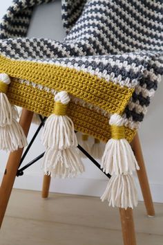 Grey And Yellow Crochet Blanket, Crochet Blanket With Sleeves, Mantas A Crochet Ideas, Quilts Crochet, Manta A Crochet, Crocheted Blanket, Easy Crochet Blanket, Crochet Blanket Designs, Mode Crochet