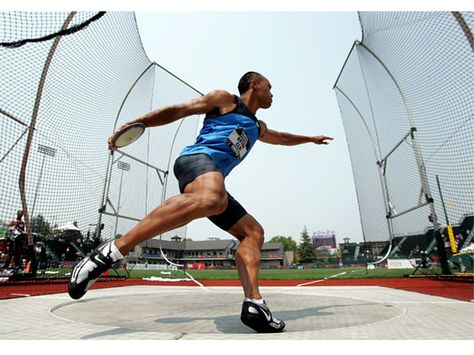 I love throwing discus... It's literally the most technical yet fun thing you can do (if you ever try it). It makes you feel ever so graceful. And DAMN, look at this action shot. Aw yeahh. Discus Throw, Shot Put, Going For Gold, Olympic Sports, Winter Games, Cool Poses, Action Poses, Track And Field, Screen Shot