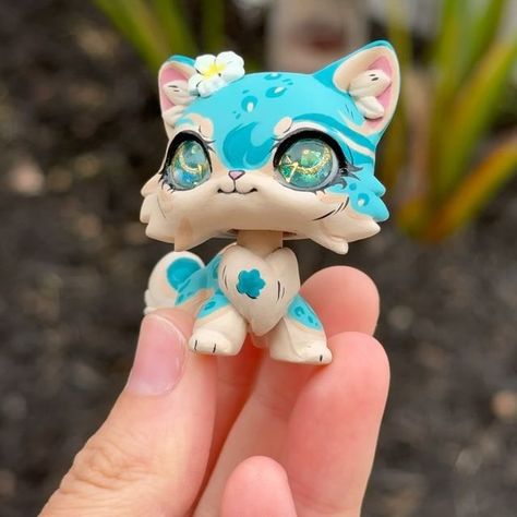 tiki’s lps customs on Instagram: "Finally get to post this gorgeous custom! thank you to @pumpkinscustoms for making these beautiful resin eyes & @renity_lps for creating the design for this cat! It was such a fun collaboration effort on this pet💕 • #lps #lpsooak #lpscustom #littlestpetshop #littlestpetshops #littlestpetshopphoto #littlestpetshopcustom #littlestpetshopforsale #littlestpetshopcustoms #lpscustoms #lpscommunity #lpsgram #lpscustomsforsale #lpscustomforsale #lpsphotography #lpsphoto #lpsg7 #lpsgen7 #lpsgeneration7 #lps2024 #lps24 #littlestpetshopg7 #doll #dolls #dollpainting #dollcustom #customdoll #dollcustomizing #customdolls" Custom Lps Cat, Littlest Pet Shop Custom, Lps Customs For Sale, Lps Houses, Lps Dog, Lps Cats, Resin Eyes, Custom Lps, Lps Custom