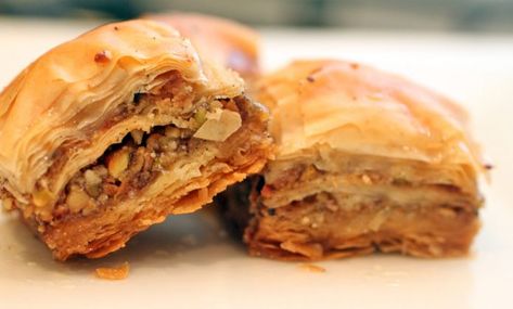 turkse-baklava-recept Lebanese Baklava Recipe, Baklava Recept, Vegan Baklava, Arabisk Mad, Greek Baklava, Lebanese Desserts, Turkish Baklava, Vegan Greek, Pasta Fillo