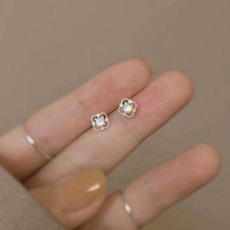 Dainty Gold Earrings, Opal Stud Earrings, Vintage Stud Earrings, Opal Earrings Stud, Opal Studs, Opal Earrings, Small Earrings, Dainty Earrings, Floral Earrings