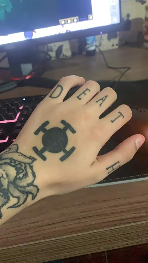 Trafalgar Law Hand Tattoo, One Piece Hand Tattoo, Simple Hand Tattoos For Guys, Easy Hand Tattoos, Anime Hand Tattoo, Law Tattoo, Simple Hand Tattoos, Trafalgar Law Wallpapers, One Piece Chopper